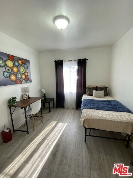 644 W 81st St in Los Angeles, CA - Building Photo