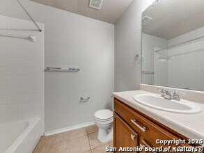 5731 Medina Farm in San Antonio, TX - Foto de edificio - Building Photo
