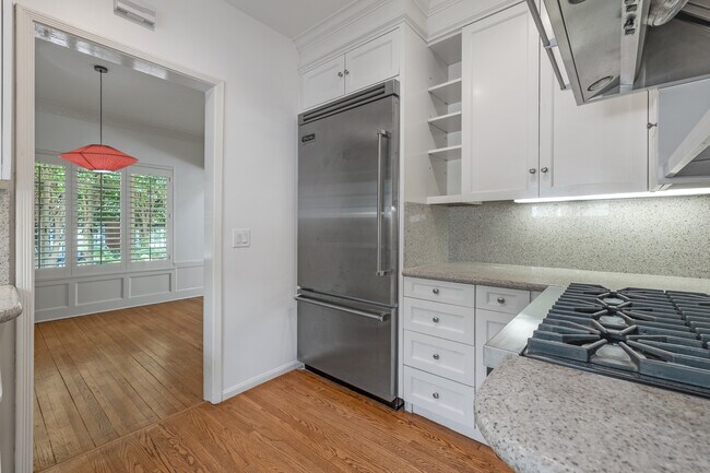 Camden Drive in Beverly Hills, CA - Building Photo - Interior Photo