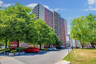 Surrey Lane Apartments in Burlington, ON - Building Photo