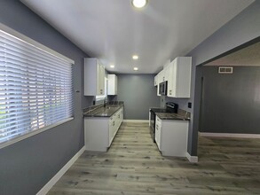 3240 Michael Way in Las Vegas, NV - Foto de edificio - Building Photo