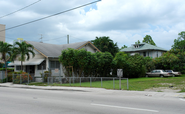 650 SW 1st St in Miami, FL - Building Photo - Building Photo