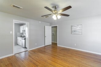 313 Evans St in Angleton, TX - Building Photo - Building Photo