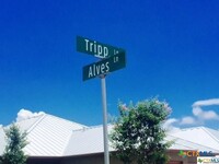 1005 Tripp Ln in New Braunfels, TX - Foto de edificio - Building Photo