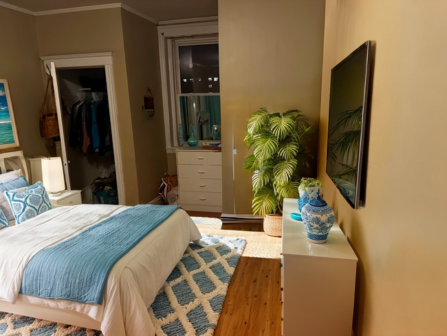 60 Egmont St, Unit 1 in Brookline, MA - Foto de edificio - Building Photo