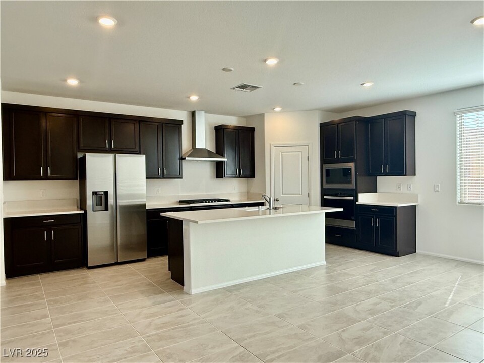 7353 Legacy Pt St in Las Vegas, NV - Building Photo