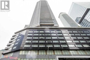 65 Bremner Blvd in Toronto, ON - Building Photo