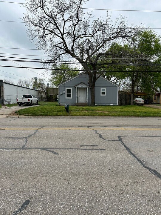 806 E McKinney St in Denton, TX - Building Photo