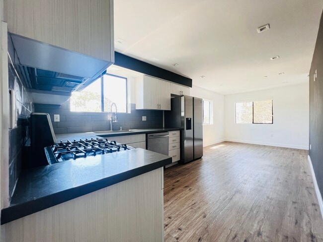 4576 Oakwood Ave, Unit 4576 in Los Angeles, CA - Building Photo - Building Photo