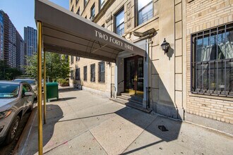 243 W 70th St in New York, NY - Foto de edificio - Building Photo