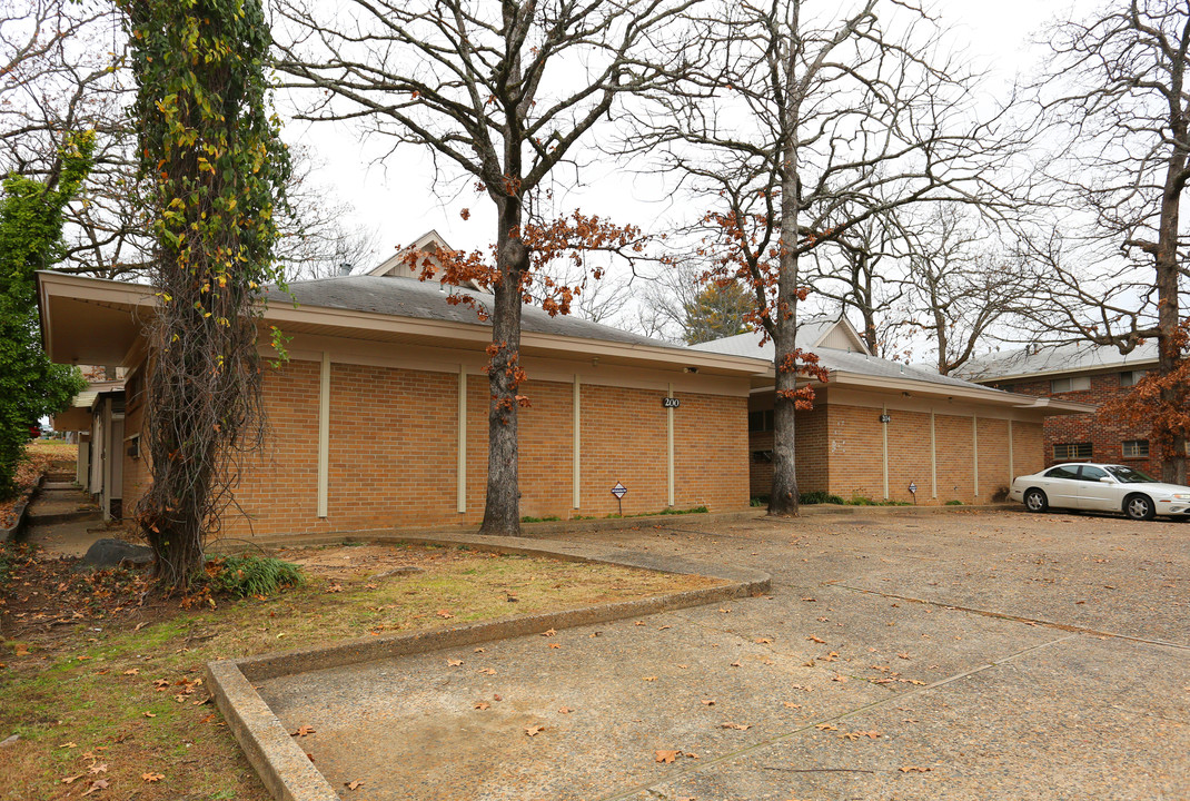 Tiki Apartments in Little Rock, AR - Foto de edificio