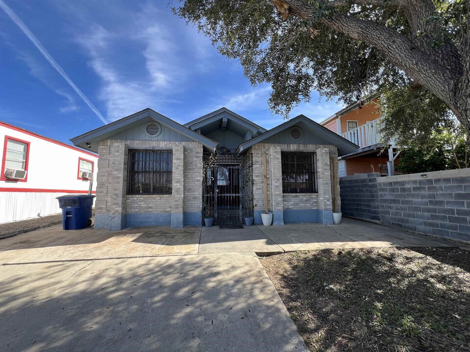 4553 Hachar Ln in Laredo, TX - Building Photo