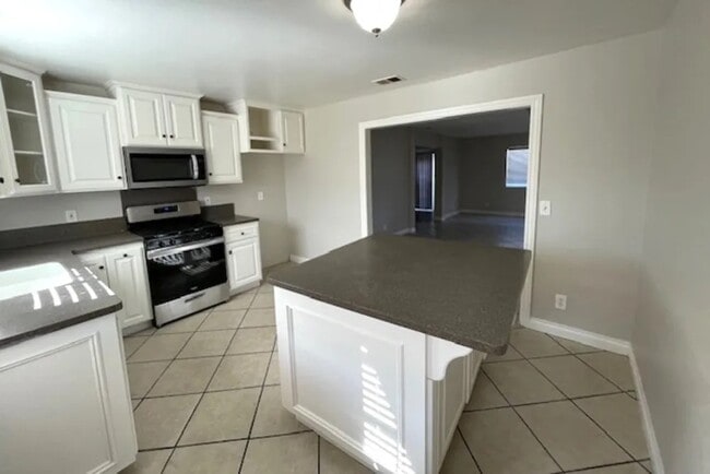 21921 Violeta Ave in Hawaiian Gardens, CA - Foto de edificio - Building Photo