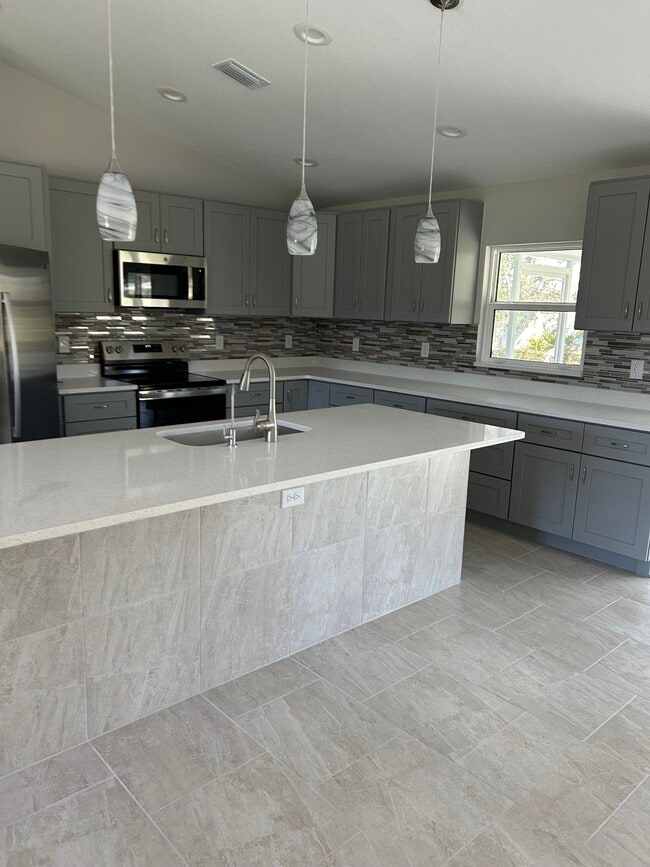 2400 Carpenter Ln in North Port, FL - Building Photo - Building Photo