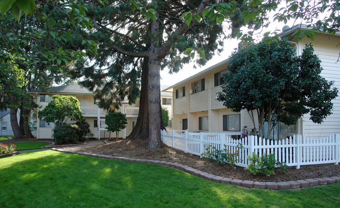 2020 Center St NE in Salem, OR - Building Photo