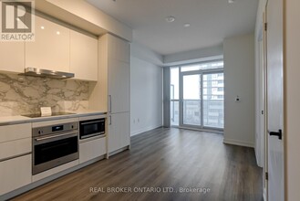 225-1225 Commerce St in Vaughan, ON - Building Photo - Building Photo