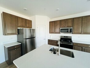 128 Henderson St in Oswego, IL - Building Photo - Building Photo