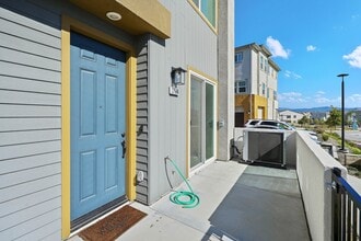 27586 Manzanita Way in Valencia, CA - Building Photo - Building Photo