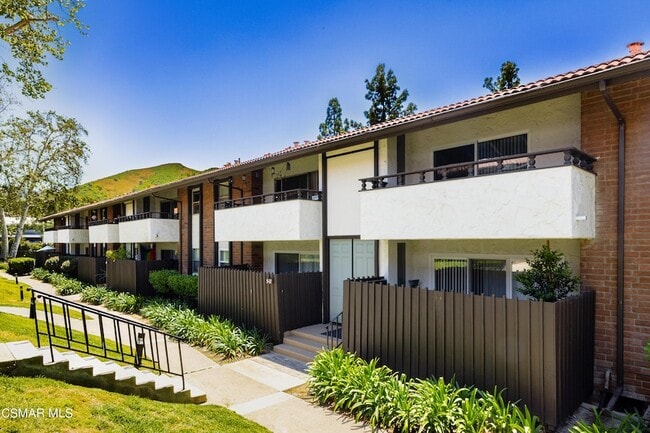 31535 Lindero Canyon Rd in Westlake Village, CA - Foto de edificio - Building Photo