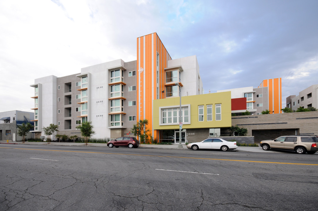 Las Alturas Apartments in Los Angeles, CA - Building Photo