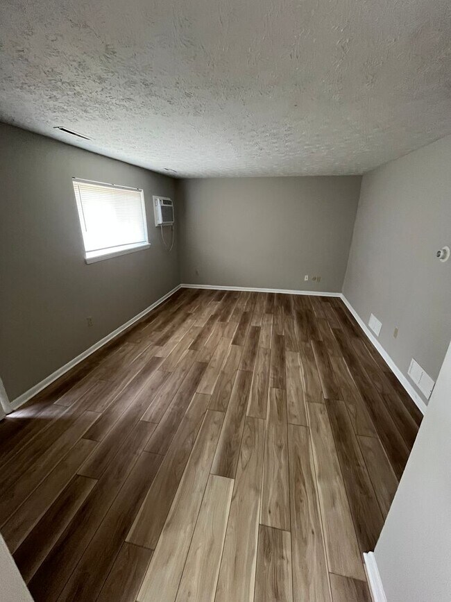 8917 Middlebranch Ave NE in Canton, OH - Foto de edificio - Building Photo