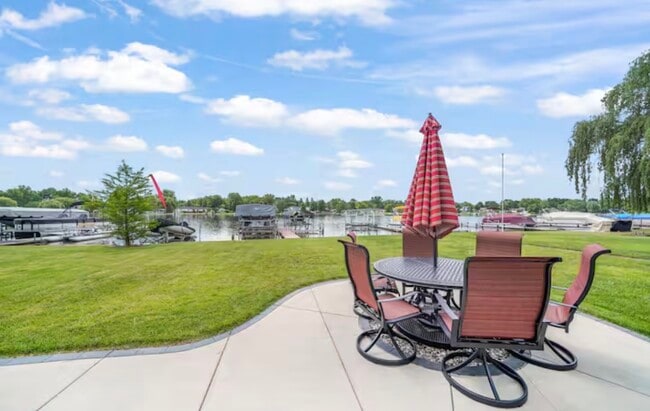 8043 S Portage Rd in Jackson, MI - Building Photo - Building Photo