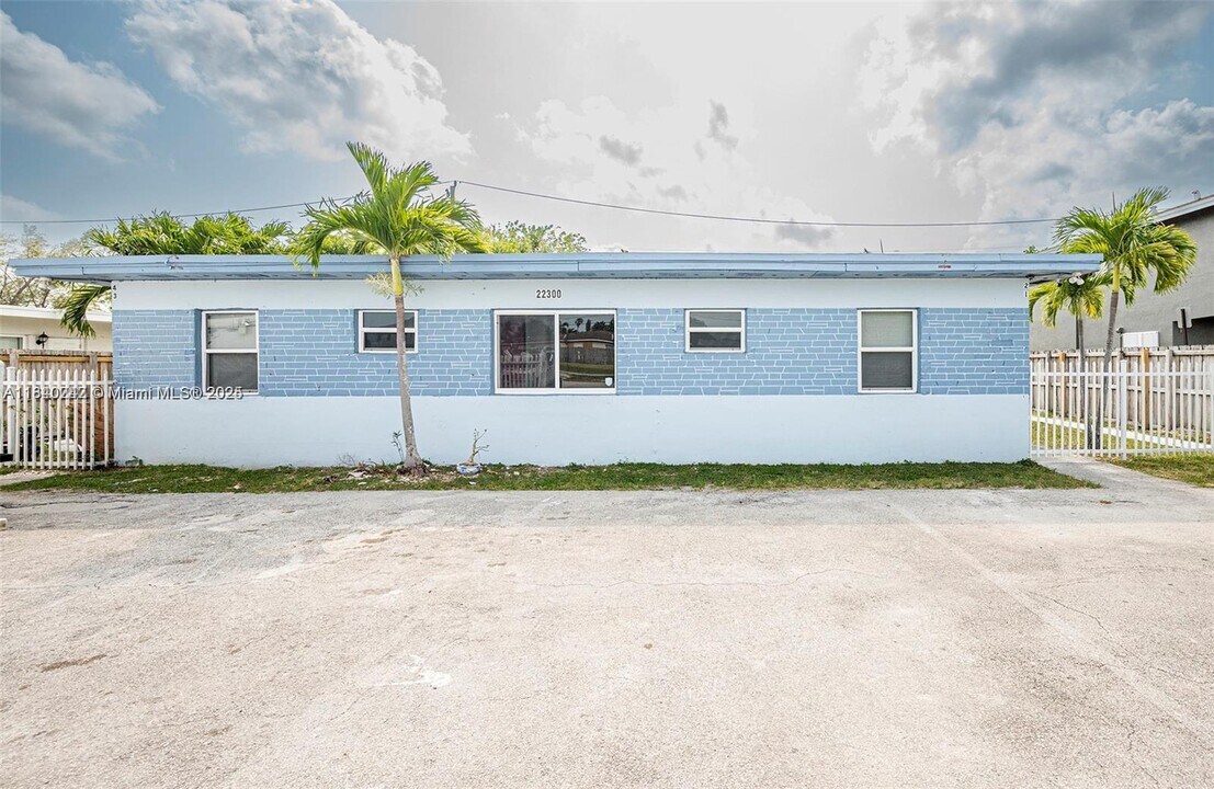 22300 SW 117th Ave in Miami, FL - Building Photo