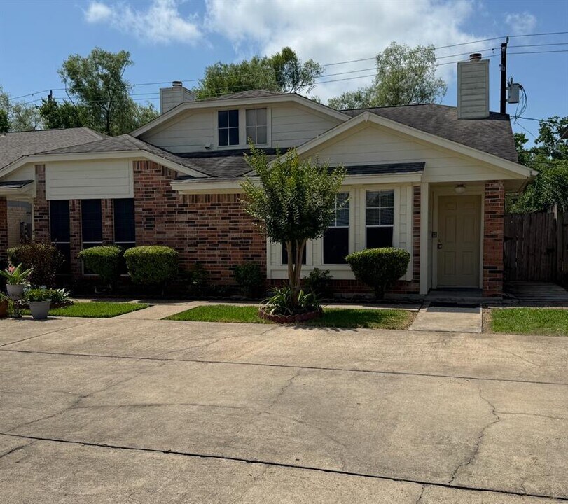 6606 Tamar Dr in Pasadena, TX - Building Photo