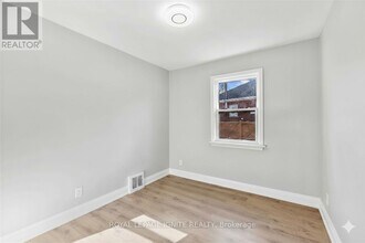 35 Archwood Crescent in Toronto, ON - Building Photo - Building Photo
