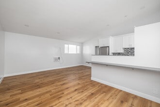 10202-10206 S 10th Ave, LLC in Inglewood, CA - Building Photo - Interior Photo