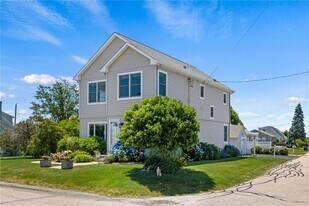 26 Walcott Ave in Narragansett, RI - Building Photo