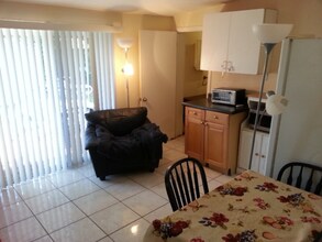 1568 NE 45th St in Oakland Park, FL - Building Photo - Building Photo
