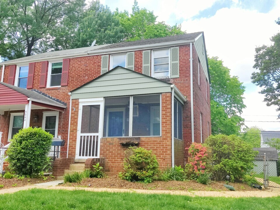 5942 Williamsburg Rd in Alexandria, VA - Building Photo