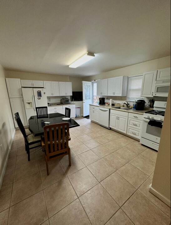 203 Pineview Ave in Bardonia, NY - Foto de edificio