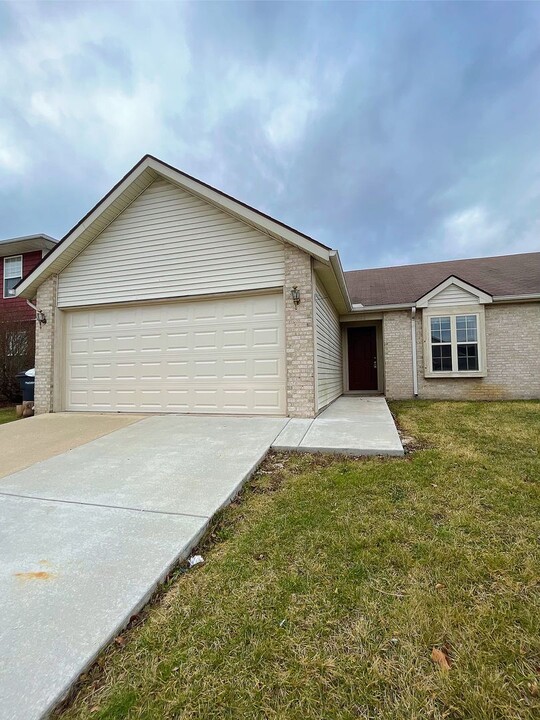 3522 Thornhill Cir E in Lafayette, IN - Building Photo