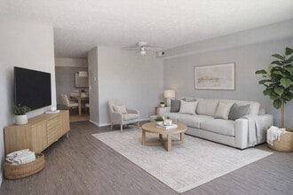 Clovernook Apartments in Mount Healthy, OH - Foto de edificio - Building Photo