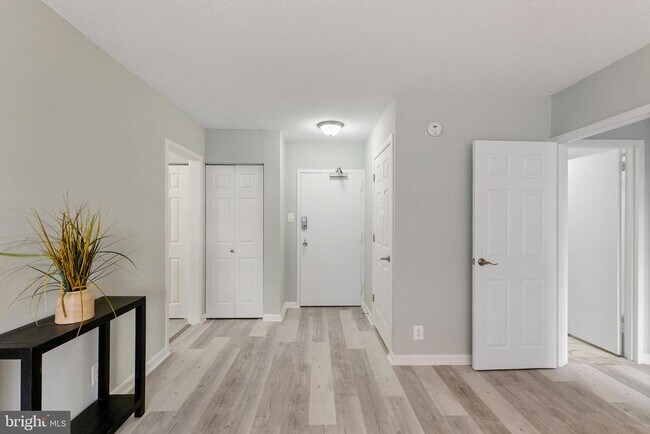 4515 Willard Ave in Chevy Chase, MD - Foto de edificio - Building Photo