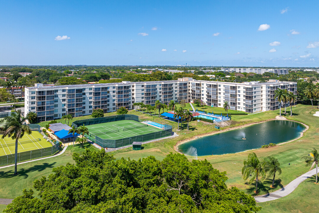 Hollybrook Golf and Tennis Club in Pembroke Pines, FL - Building Photo