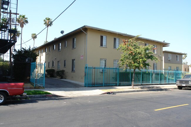 2720 San Marino St in Los Angeles, CA - Building Photo - Building Photo