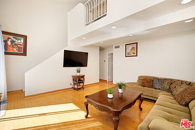 16030 Moorpark St in Los Angeles, CA - Building Photo - Building Photo