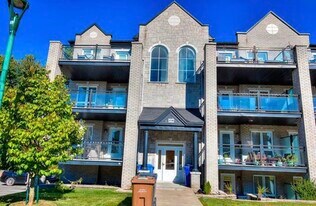 2130 Du Portage Rue in Laval, QC - Building Photo