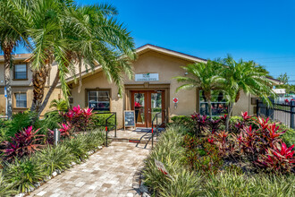 Park Village Apartments in Largo, FL - Foto de edificio - Building Photo