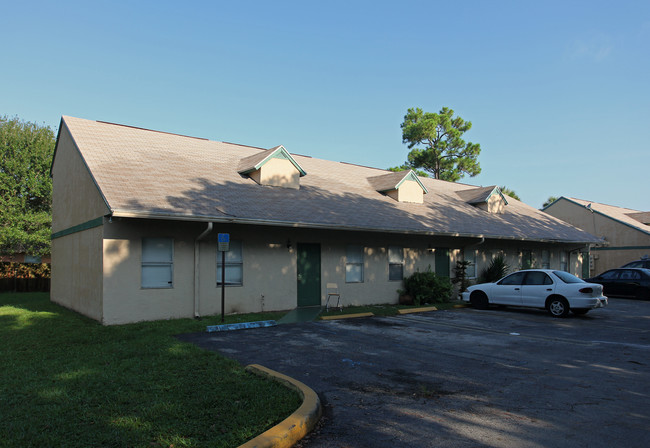 Park On Wallis Apartment Homes in West Palm Beach, FL - Foto de edificio - Building Photo