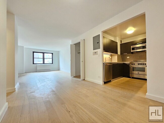 222 E 39th St in New York, NY - Building Photo - Building Photo