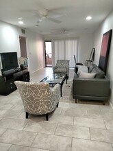 4303 E Cactus Rd, Unit 210 in Phoenix, AZ - Foto de edificio - Building Photo