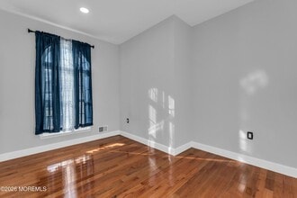 4 Reuben Ct in Howell, NJ - Foto de edificio - Building Photo