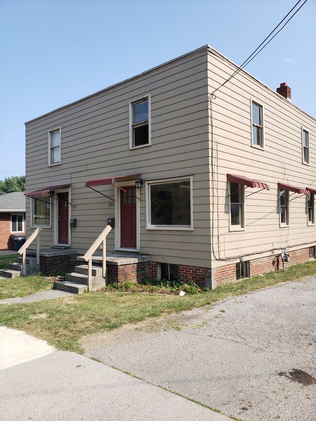221-225 W Robb Ave