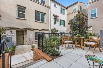 2215 S Cordon Gln in Escondido, CA - Building Photo - Building Photo