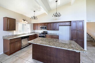 17392 Mira Loma Cir in Huntington Beach, CA - Building Photo - Building Photo