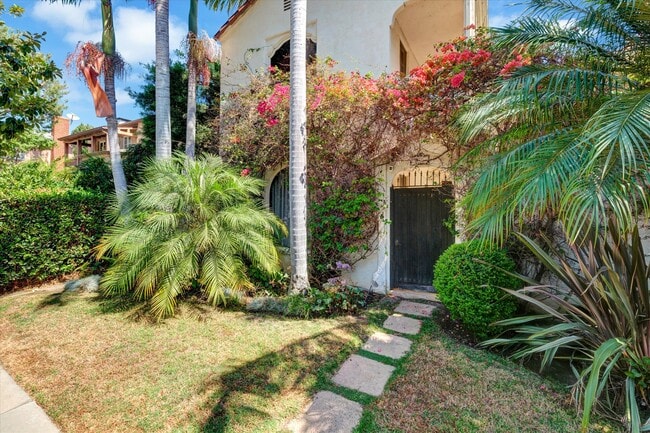 458 Smithwood Dr, Unit 458 Smithwood in Beverly Hills, CA - Building Photo - Building Photo